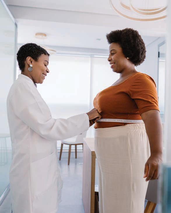 Lékařka konzultuje s pacientkou